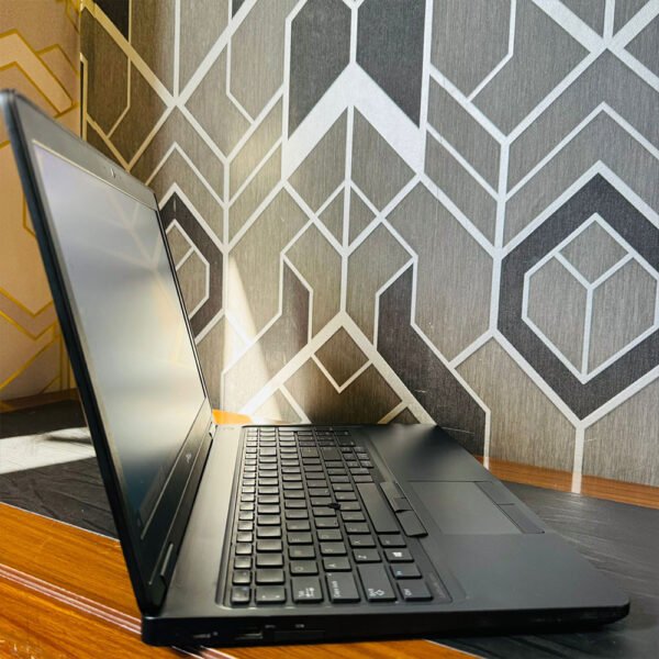 Dell-5570-i5-7th-gen-5.jpg Dell Latitude 5580 | Core i5-7300U 7th Gen | 8GB RAM | 256GB SSD | Intel HD Graphics 620 | 15.6" FHD IPS Laptop