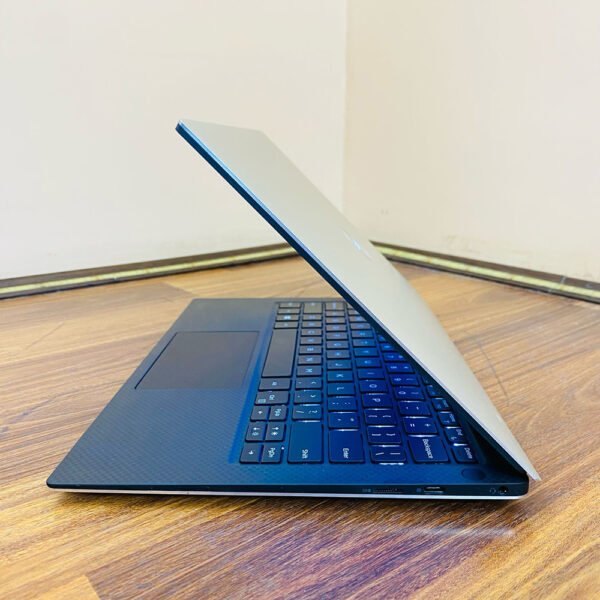 Dell XPS 13 7390 | Core i7-10710U 10th Gen | 16GB RAM | 256GB SSD | Intel UHD Graphics | 13.3" FHD IPS Ultrabook